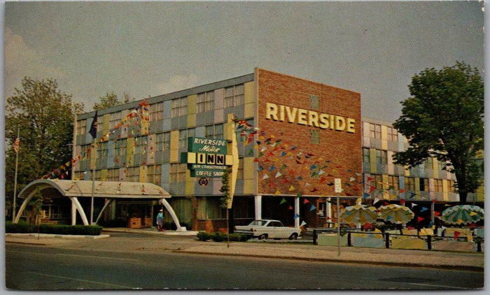 Riverside Motor Inn (Deluxe Inn, Riverside Manor) - Old Postcard Photo